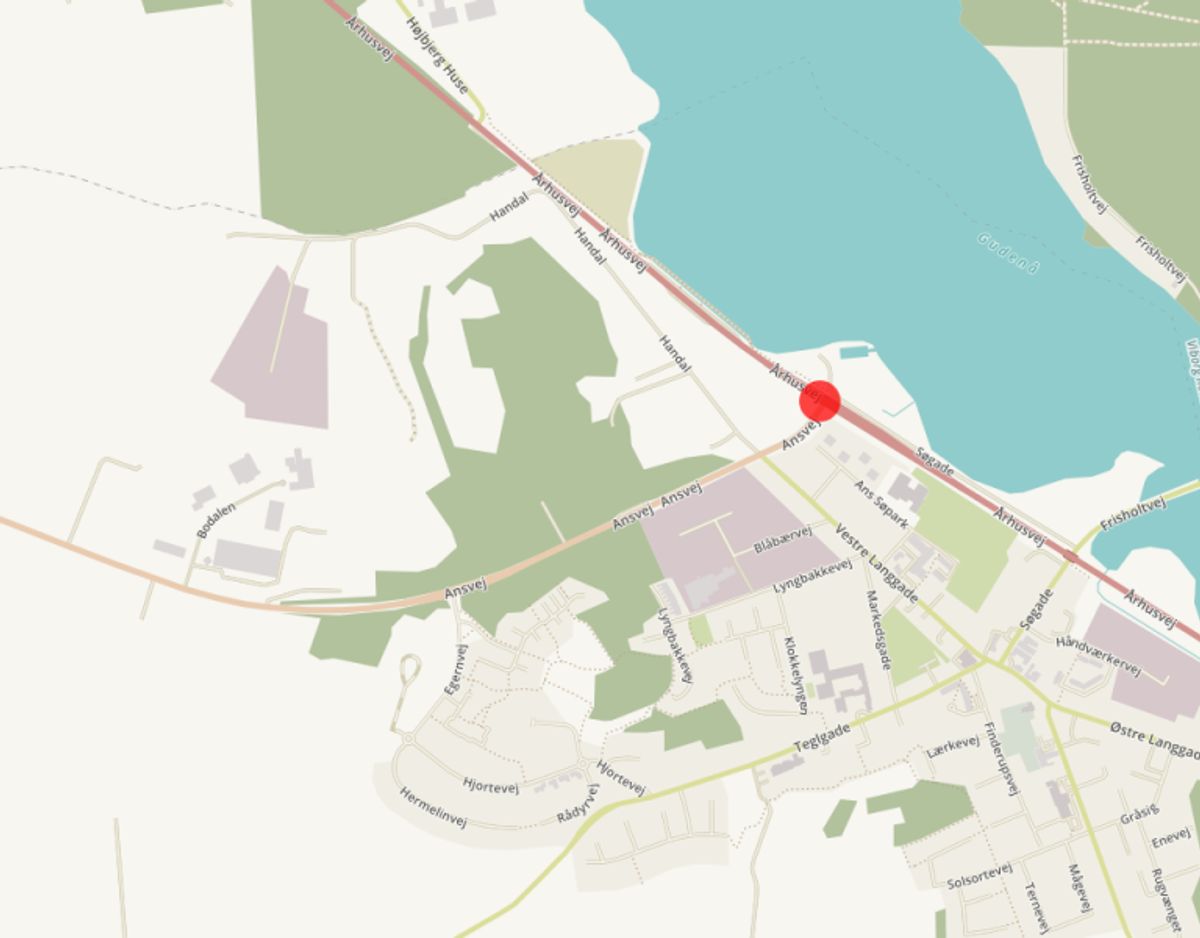 T-krydset Aarhusvej/Ansvej i Ans skal gøres mere sikkert grundet antallet af registrerede trafikulykker fra 01. januar 2009 til 31. december 2013. Krydset bliver gjort mere sikkert ved at blive nedlagt og erstattet af en rundkørsel. Foto: © OpenStreetMap-bidragsydere.