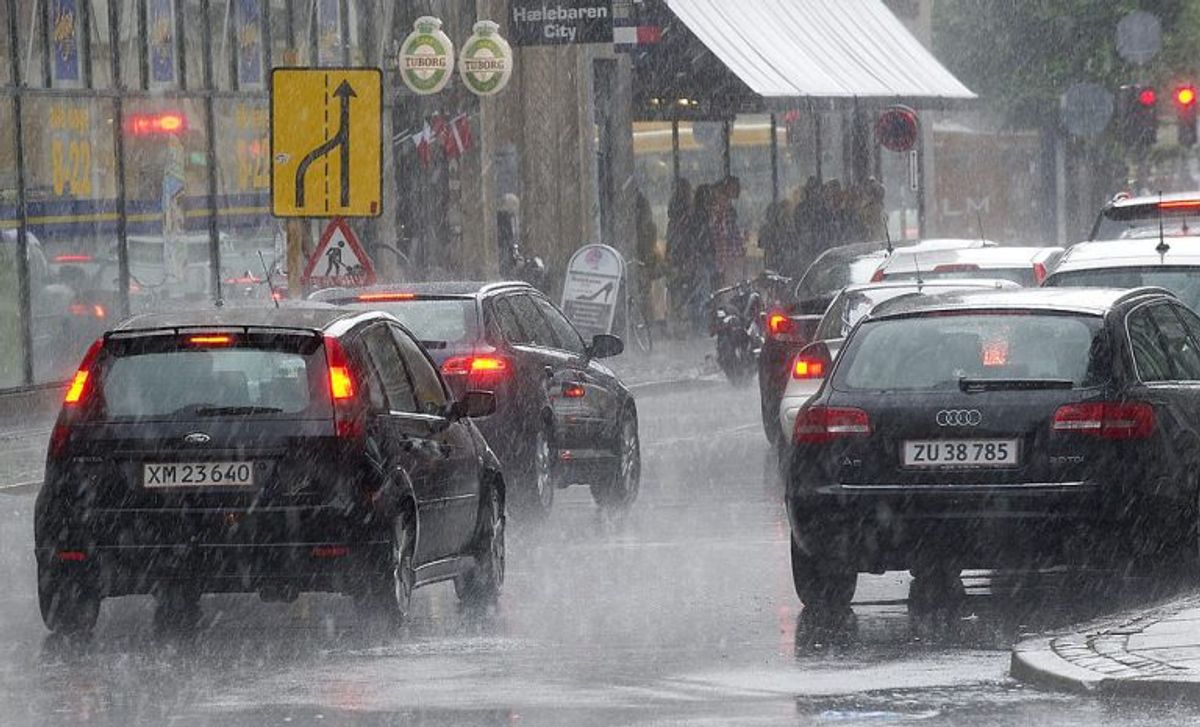 Vi begynder med den mest udbredte type nedbør her i landet: Regn. DMI definerer regn som “Nedbør i form af vanddråber med diameter større end 0,5 mm (og som modsat finregn laver ‘ringe’ i vand). Generelt falder denne ofte vedvarende regn uden de store intensitetsændringer fra udbredte ikke konvektionsprægede stratiforme skyer, der som regel opstår i forbindelse med frontsystemer” Foto: Keld Navntoft/Scanpix