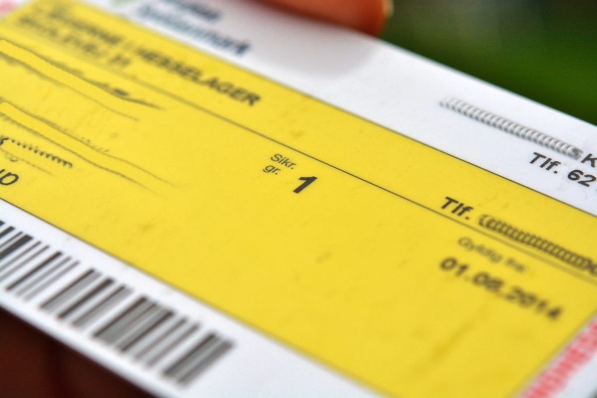 Dit sundhedskort (sygesikringsbevis), hvis dit personnummer ikke fremgår af attesten eller af din billedlegitimation, og du ikke har et pas i forvejen. Foto: Colourbox.
