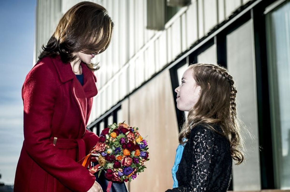 Kronprinsesse Mary blev modtaget af blomsterpigen Anika Grove Albrecht ved ankomsten til UNICEF i november i København. Kronprinsessen deltog med Mary Fonden i Børnenes Dag hos UNICEF. Foto: Mads Claus Rasmussen/Scanpix (Arkivfoto)