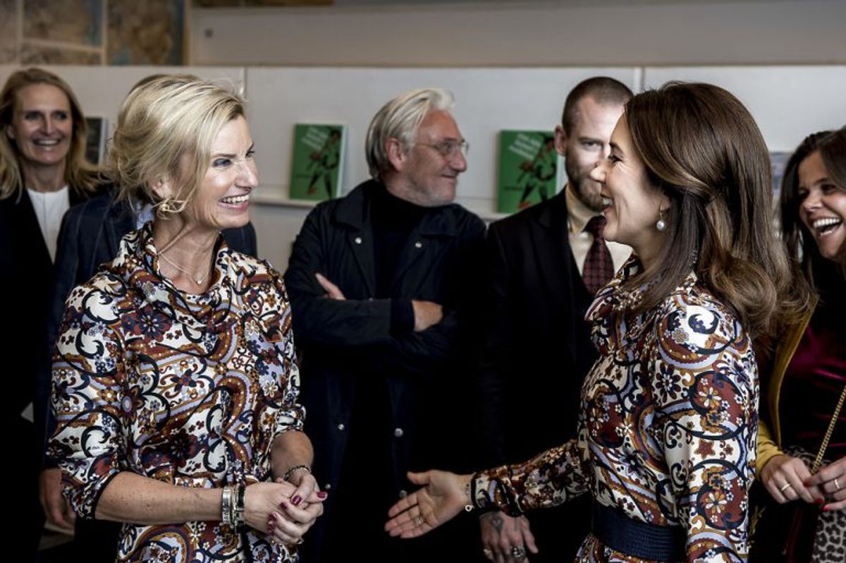 Kronprinsesse Mary blev 27. oktober modtaget af initiativtager til prisen og bestyrelsesmedlem i priskomiteen Nina Wedell-Wedellsborg. Mary overrakte Magasin du Nord Fashion Prize 2017. Der blev grint over, at kronprinsessen og Nina Wedell-Wedelsborg havde ens kjoler på. Foto: Mads Claus Rasmussen/Scanpix (Arkivfoto)