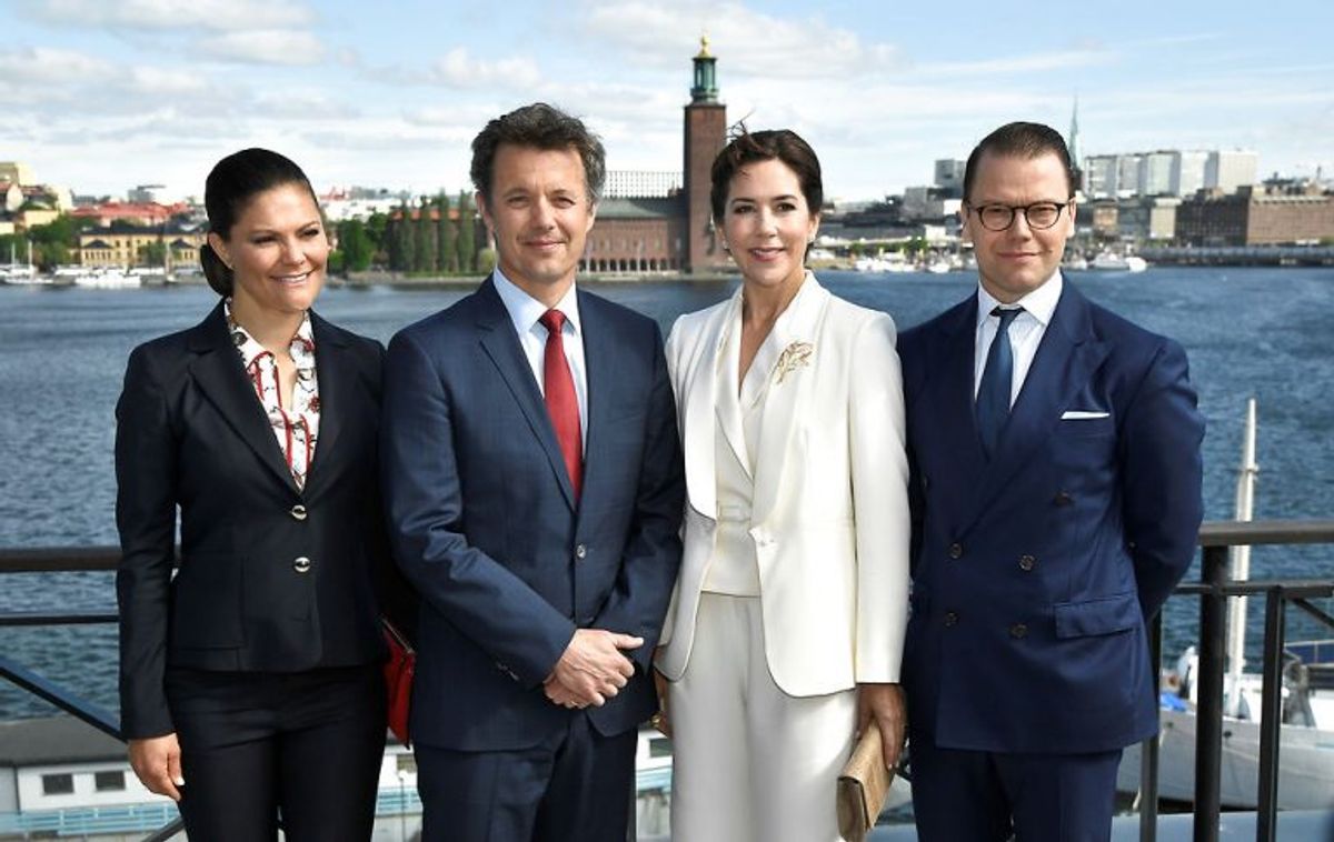 Kronprins Frederik og kronprinsesse Mary var i maj på et dansk kulturfremstød i Sverige. Her ses parret sammen med kronprinsesse Victoria og prins Daniel. Claudio Bresciani/Scanpix (Arkivfoto)
