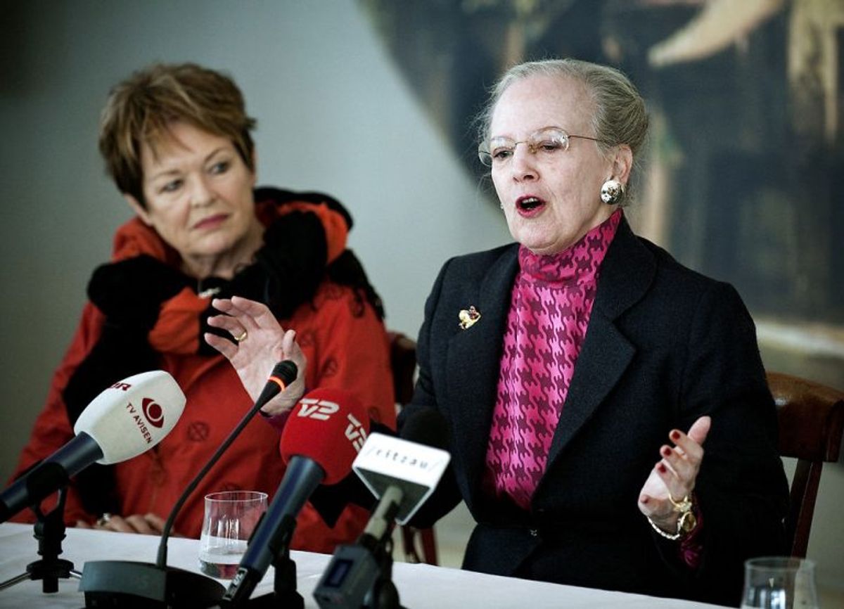 Dronning Margrethe og Ghita Nørby fortalte i 2009 om filmatiseringen af H.C. Andersens eventyr De Vilde Svaner. Dronning Margrethe havde lavet decoupager og kostumer til stykket og Ghita Nørby stod for personinstruktionen. Foto: Keld Navntoft/Scanpix (Arkivfoto)