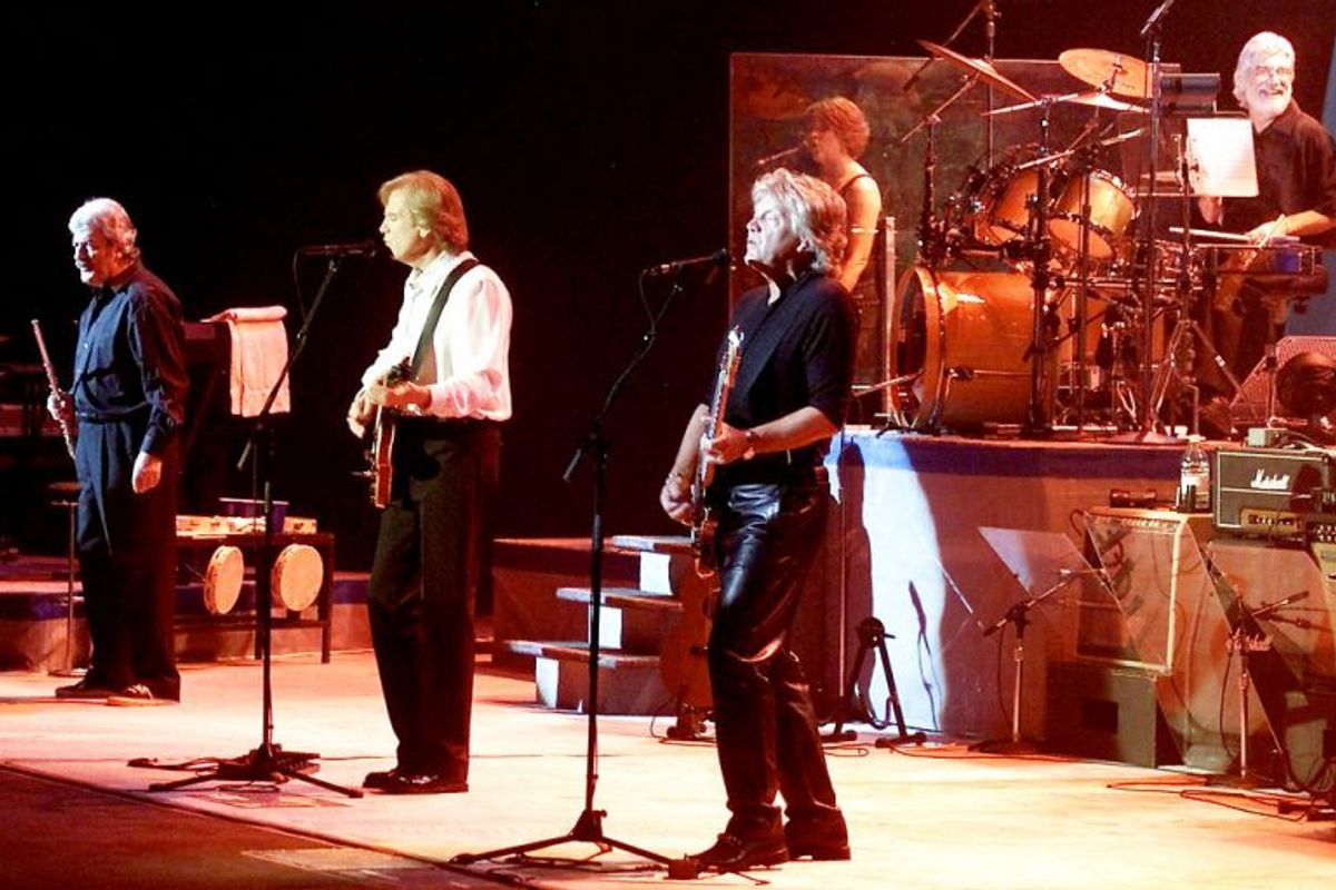 Det legendariske britiske rockband spiller her i Las Vegas tilbage i 2001. Yderst til venstre ses Ray Thomas, der nu er død af prostatakræft. Arkivfoto: Ethan Miller/Scanpix