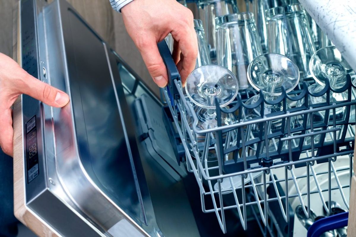 Sådan kan vi bedst lide glassene efter en tur i opvaskemaskinen: Skinnende rene. Men hvordan undgår du glastpest? KLIK og se de få råd – og undgår den trælse, hvide farve. Foto: Colourbox.