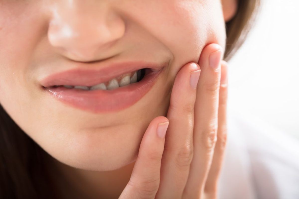 Du kan få ømhed, når du tygger og/eller konstante og dunkende smerter ved tanden. Foto: Scanpix