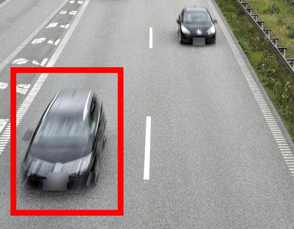 Hvis bilen markeret med en rød firkant overhaler den anden bil på billedet, er det lovligt. Bilen overhaler i så fald på den rigtige måde, altså uden om. Foto: Scanpix.