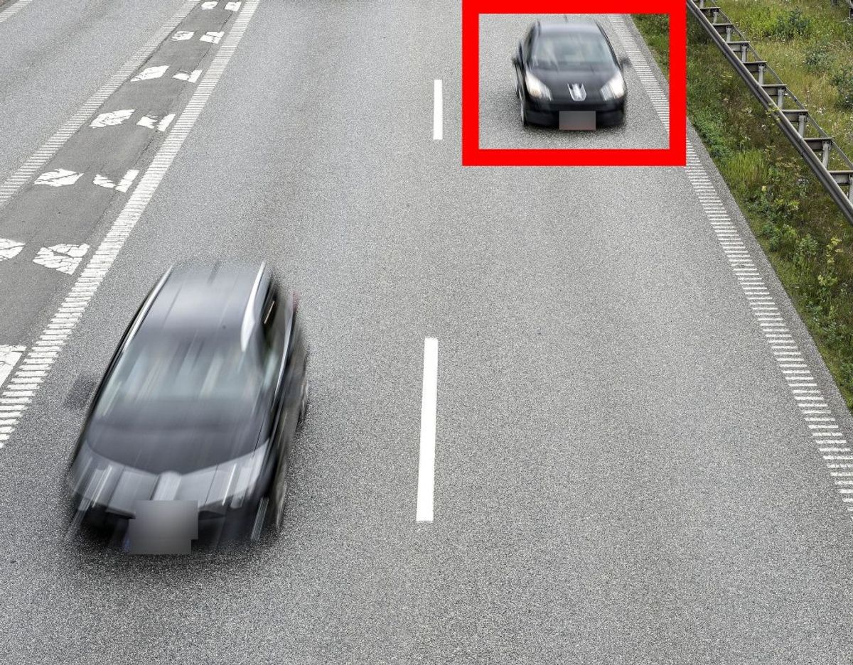 Hvis bilen markeret med den røde firkant har overhalet den anden bil på billedet, har bilen brudt loven. Foto: Scanpix.