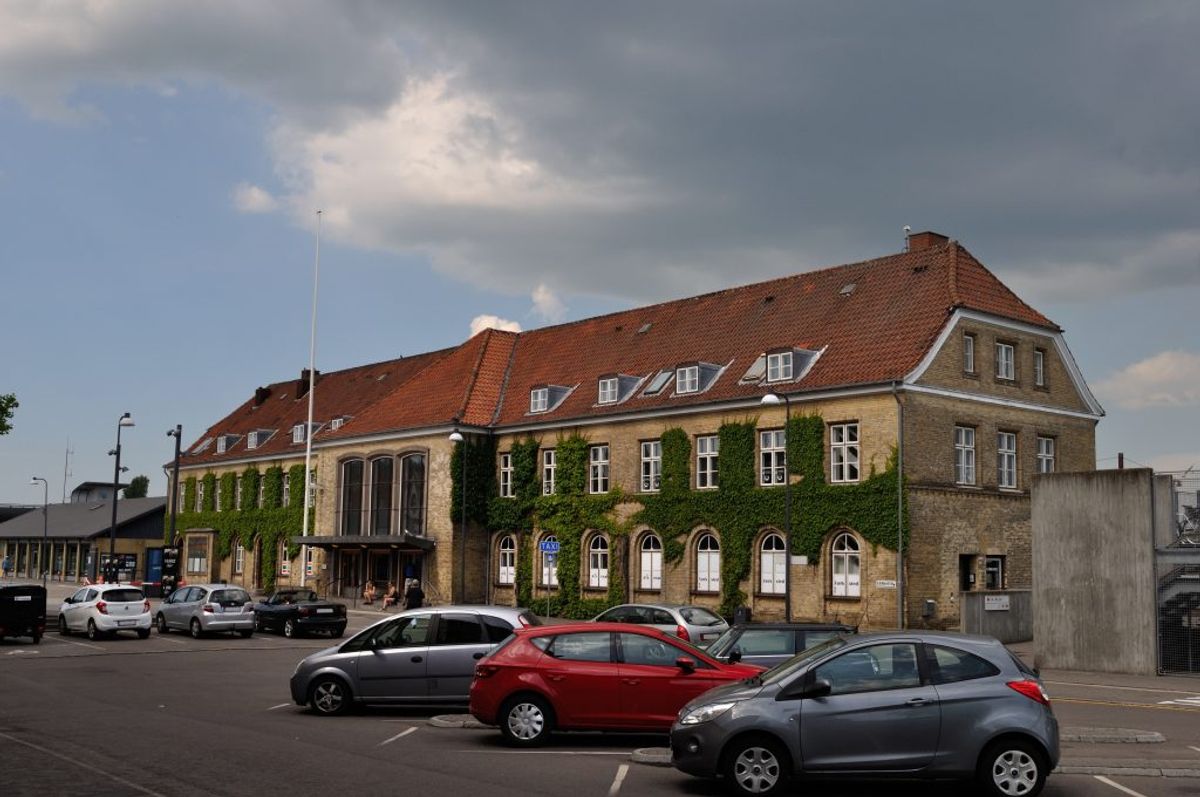 Ved togstationer, hvor bilerne typisk er efterladt i længere perioder midt på dagen. Foto: Colourbox.