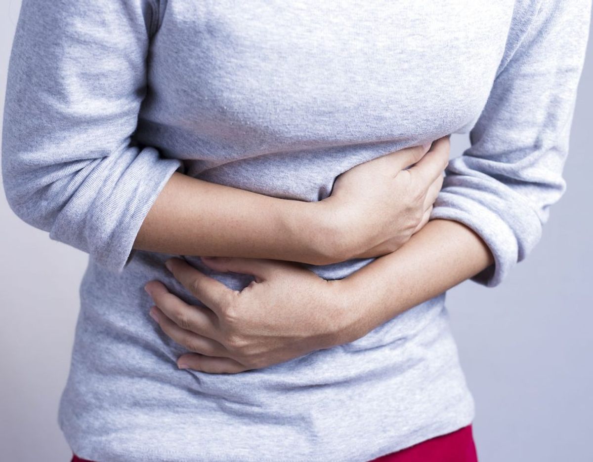 Blandt de forskellige symptomer på salmonella er mavesmerter én. Foto: Scanpix. KLIK VIDERE OG SE HVILKE FØDEVARER DER KAN GIVE DIG SALMONELLA.