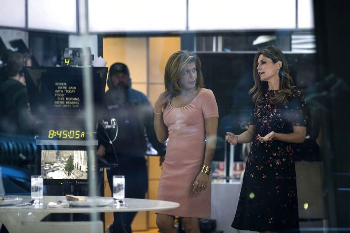 Hoda Kotb (tv) taler med Savannah Guthrie i en pause i dagens shov. Foto: Drew Angerer/Scanpix.