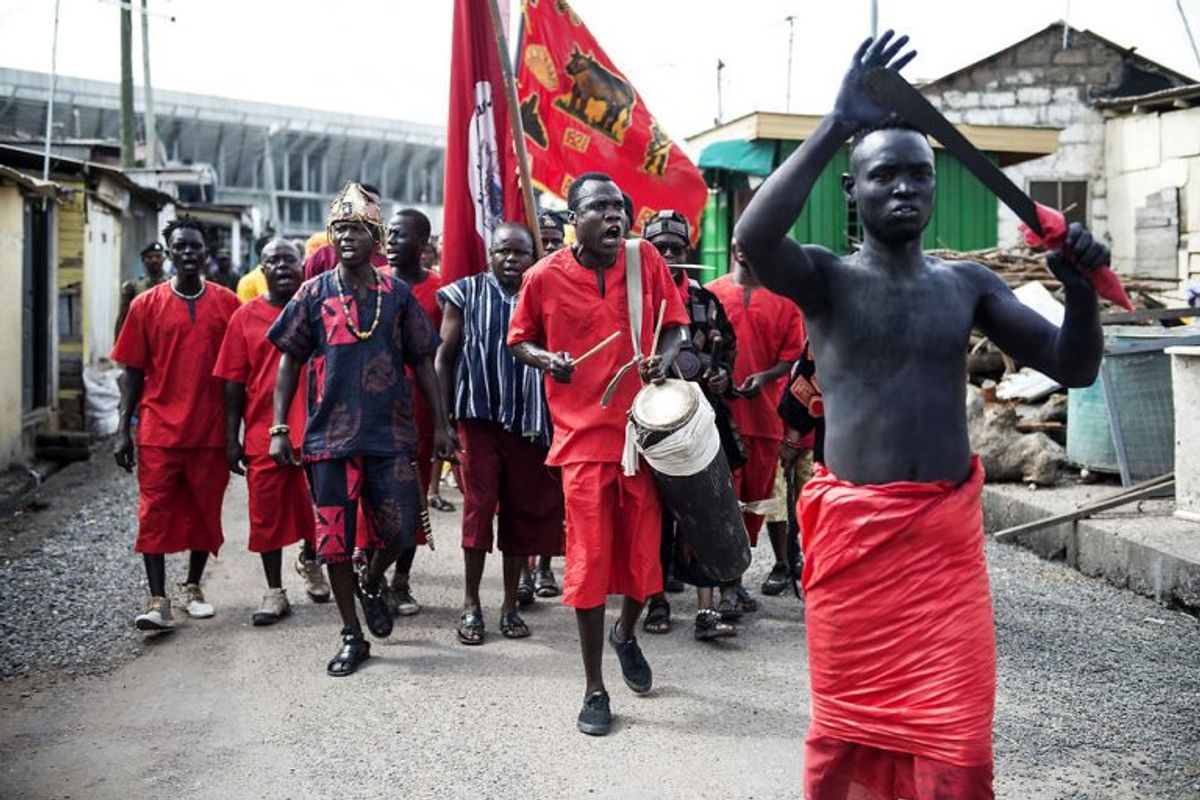 Osu Kongens mænd byder her dronning Magrethe velkommen til kongens hjem i Accra. Foto: Sarah Christine Nørgaard/Scanpix