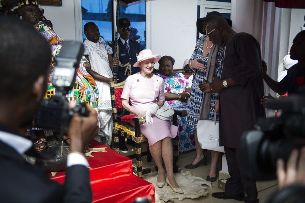 Dronning Magrethe besøger Osu Kongen ved han hjem i Ghana, torsdag den 23. november, 2017. Men Margrethe savner Henrik midt i Afrika. Foto: Sarah Christine Nørgaard/Scanpix