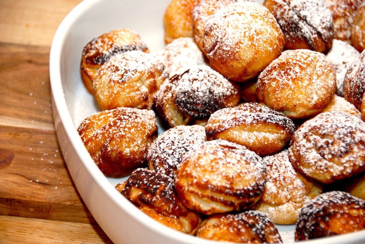 Sådan laver du de luftige og pandestegte æbleskiver med kærnemælk. Som æbleskiver blev lavet i gamle dage. Drysses med lidt flormelis og nydes med en god syltetøj til. Foto: Madensverden.dk.