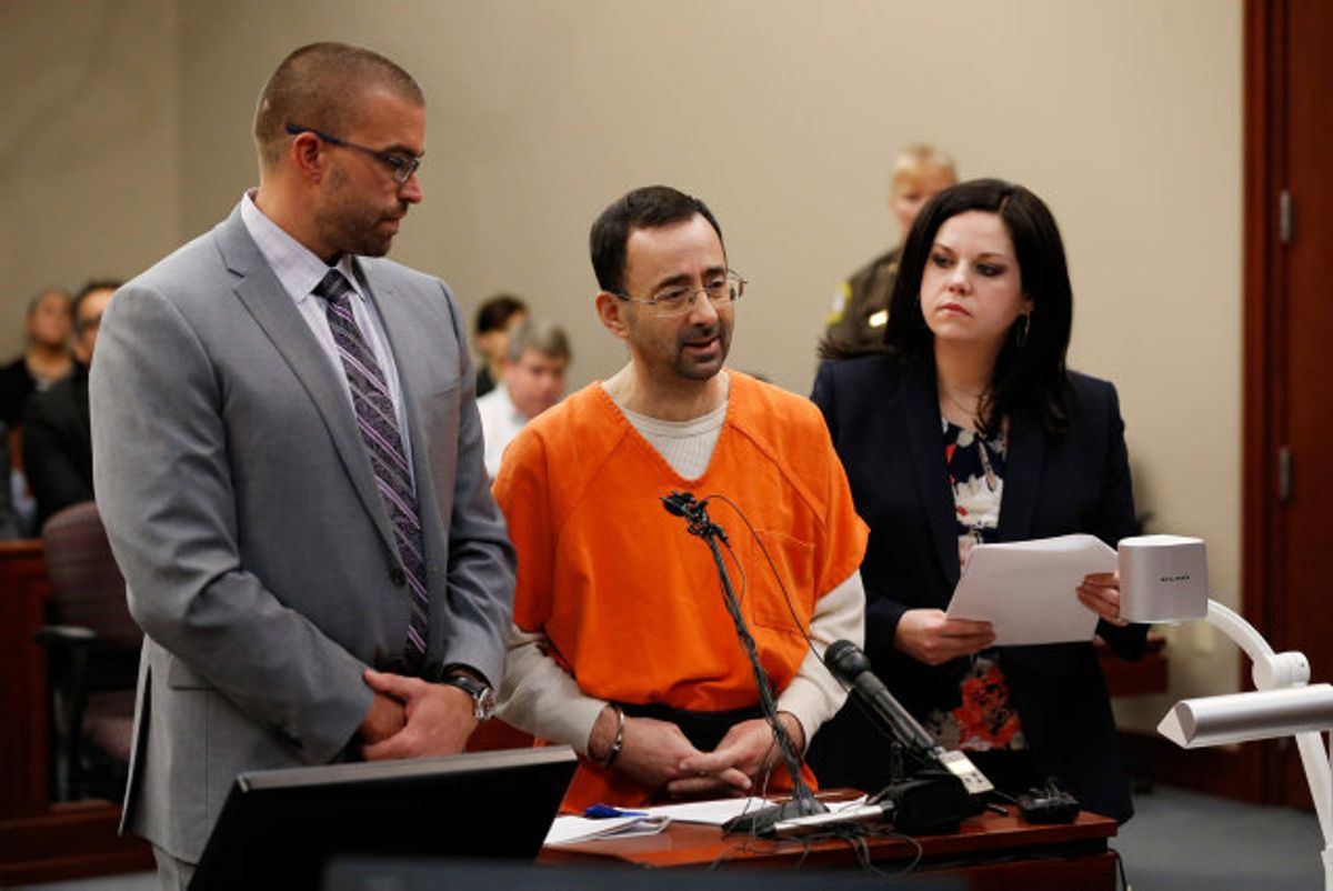 Lawrence Nassar (i midten) indrømmer at have stået bag seksuelle overgreb på mindreårige. Foto: Jeff Kowalsky/AFP