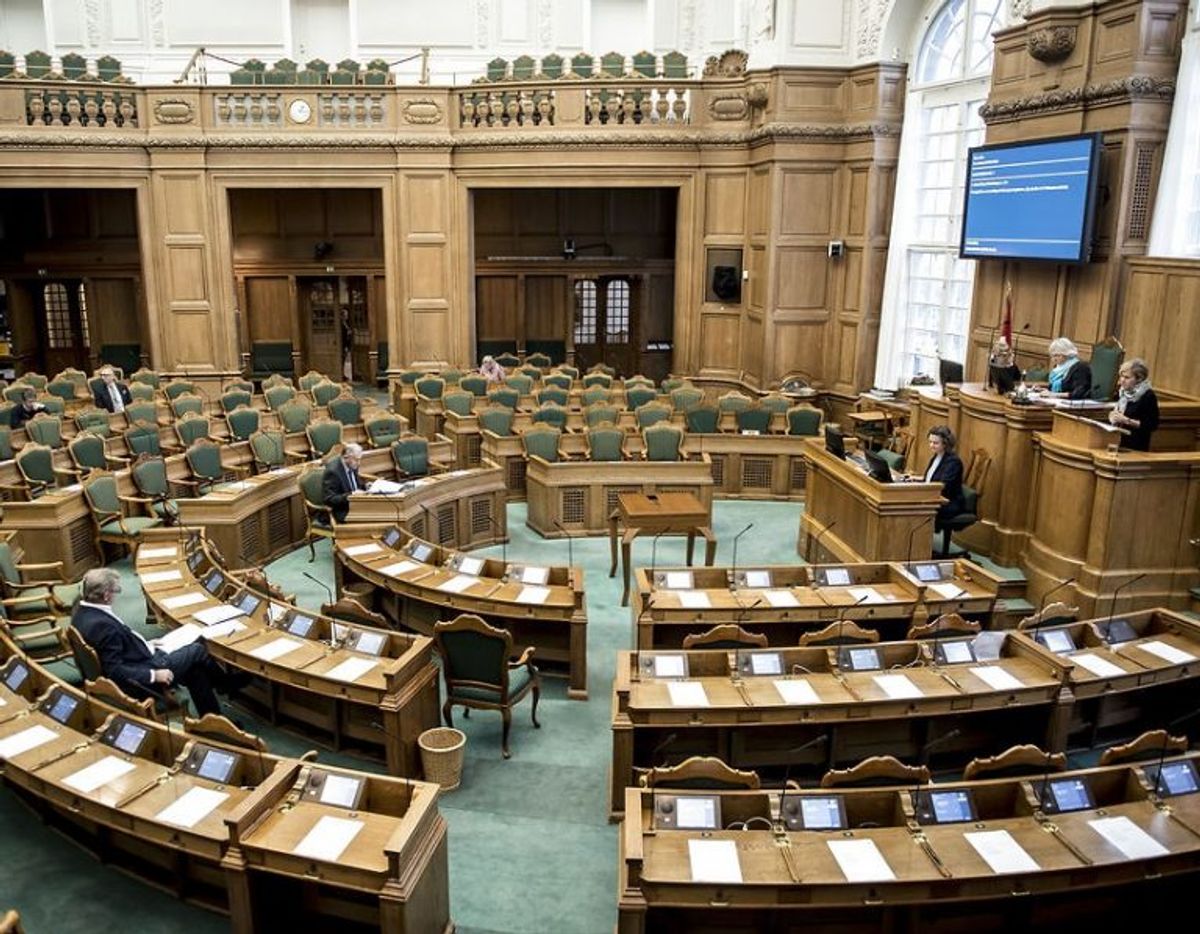 Lisbeth Møller, medlem af byrådet i Halsnæs Kommune for Enhedslisten blev idømt ti dagbøder a 200 kroner, efter hun i 2015 var en del af en gruppe demonstranter, der på folketingets tilhørerpladser afsang sange og kastede flyers ned over folketingspolitikerne. Lisbeth Møller blev siddende i byrådet.. Foto: Scanpix