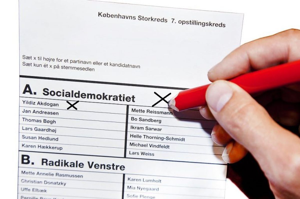 Den er ugyldig, hvis det ikke med sikkerhed kan afgøres, hvilket af partierne eller hvilken kandidat du har stemt på (f.eks. hvis du har sat krydser ud for flere partier eller kandidater for forskellige partier). Foto: Mads Jensen/Scanpix.