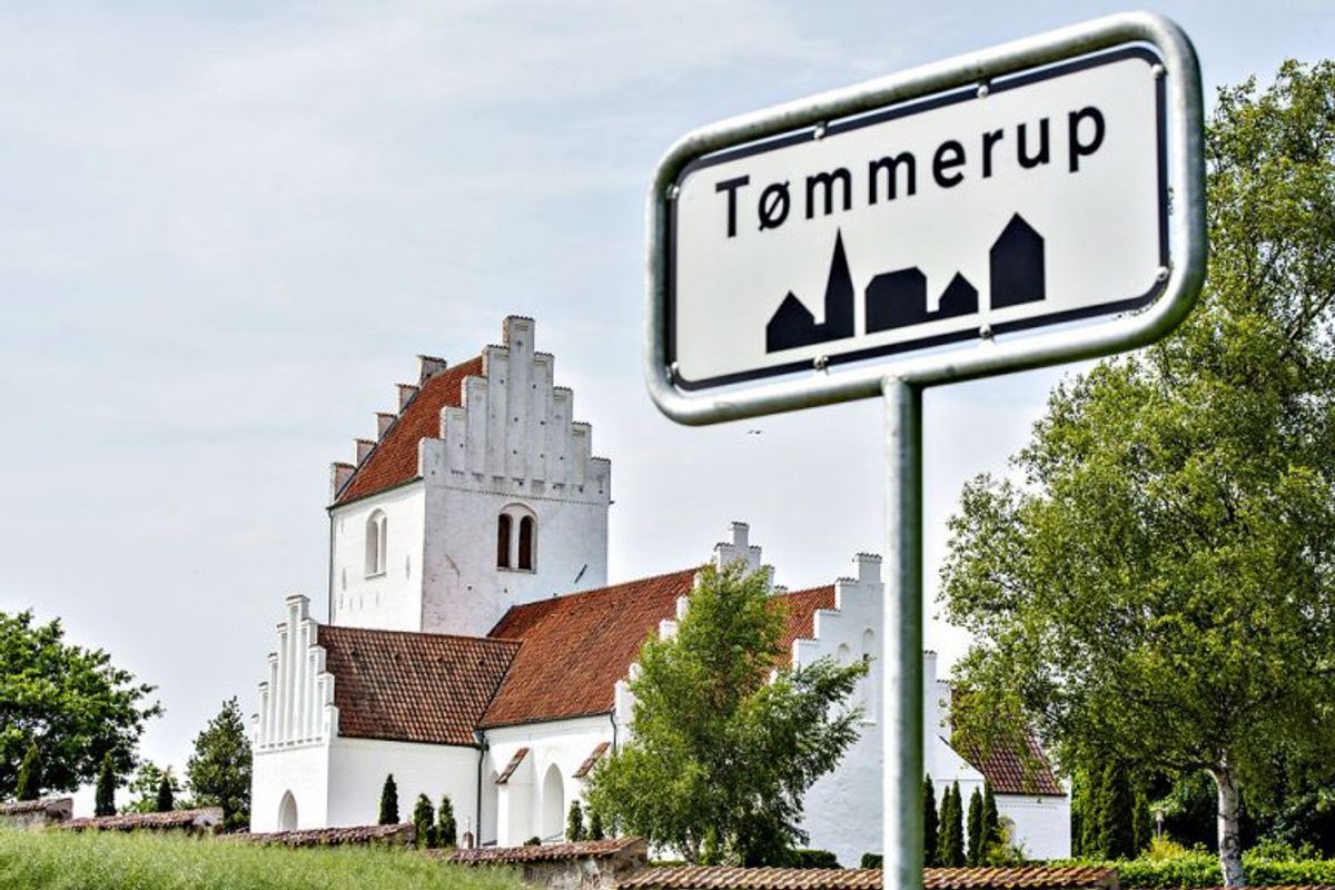 (ARKIV) Tømmerup kirke og byskilt fotograferet den 3. juni 2017. Retten i Holbæk ventes i dag at afslutte straffesagen mod en præst, der er tiltalt i en sædelighedssag. Anklageskriftet omfatter 30 forhold begået mod 11 mindreårige. Sagen behandles som en nævningesag. Sagen begyndte 2. oktober. Præsten er blevet kendt skyldig i flere af anklagerne, og det er altså strafudmålingen, der kan ventes i dag, skriver Ritzau onsdag den 15. november 2017.. (Foto: Bax Lindhardt/Scanpix 2017)