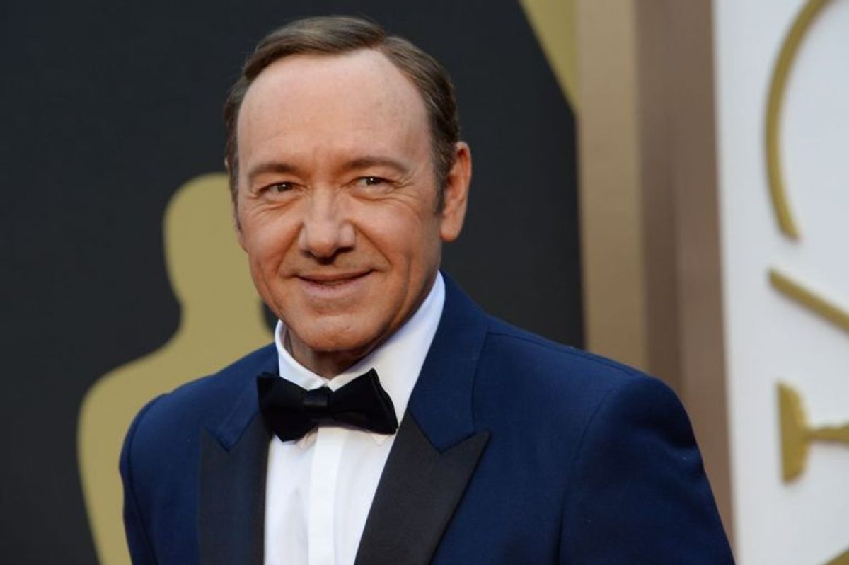 Kevin Spacey, der her ankommer til den 86. udgave af Academy Awards i 2014, er blevet beskyldt for et seksuelt overgreb. Skuespilleren undskylder på Twitter, og vælger samtidig at springe ud som homoseksuel. Foto: Robyn Beck/Scanpix (Arkivfoto)