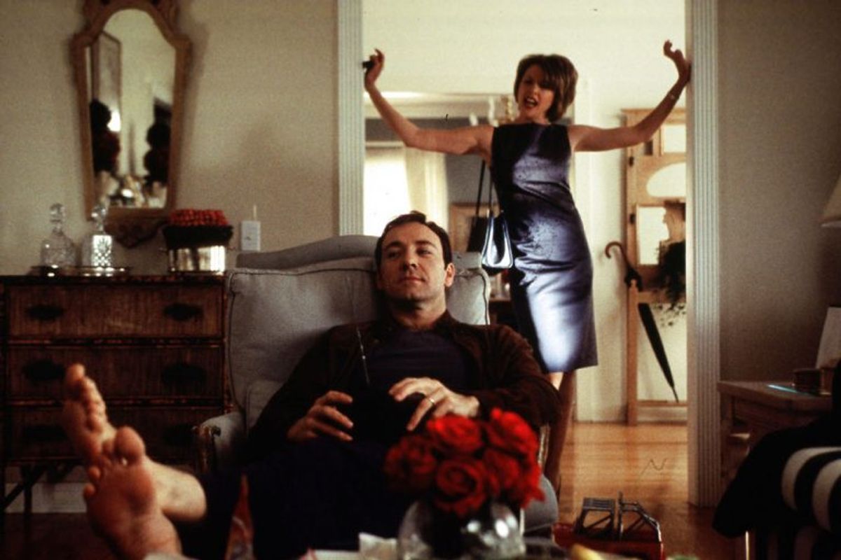 Kevin Spacey springer ud – både i virkeligheden og på film. I rollen som præsident Underwood har Kevin Spacey en række seKSuelle forhold til mænd. Her er et foto fra filmen “American Beauty”, hvor han spiller sammen med Anette Bening. Han fik en Oscar for sin portrættering af Lester Bingham, der bliver træt af det meste. Foto: Lorey Sebastian/Scanpix (Arkivfoto)