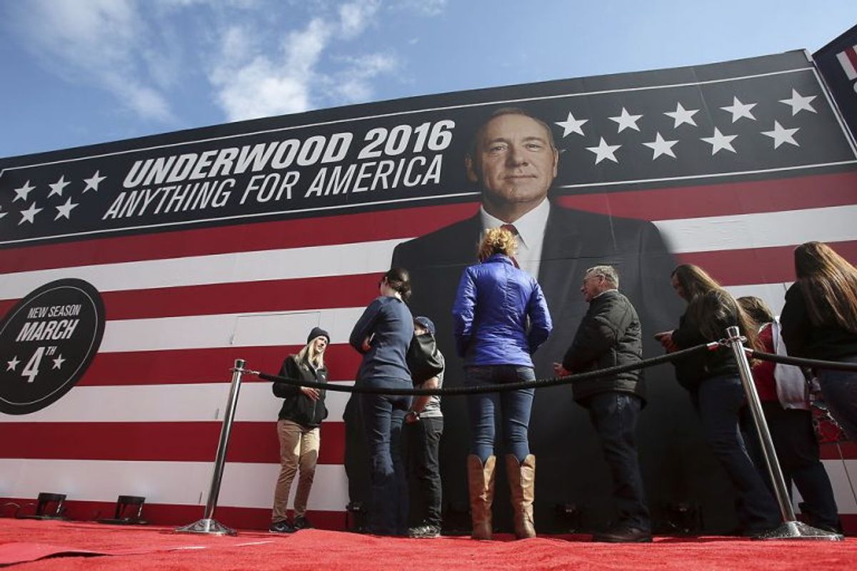 “Anything for America” skal forhåbentlig ikke tages alt for alvorligt. I hvert tilfælde tager Kevin Spacey, der her er fotograferet på en plakat for “House of Cards”-serien, afstand til og undskylder for den opførsel, han har udvist over for en ung skuespiller-kollega for 31 år siden. Foto: Carlo Allegri/Scanpix (Arkivfoto)