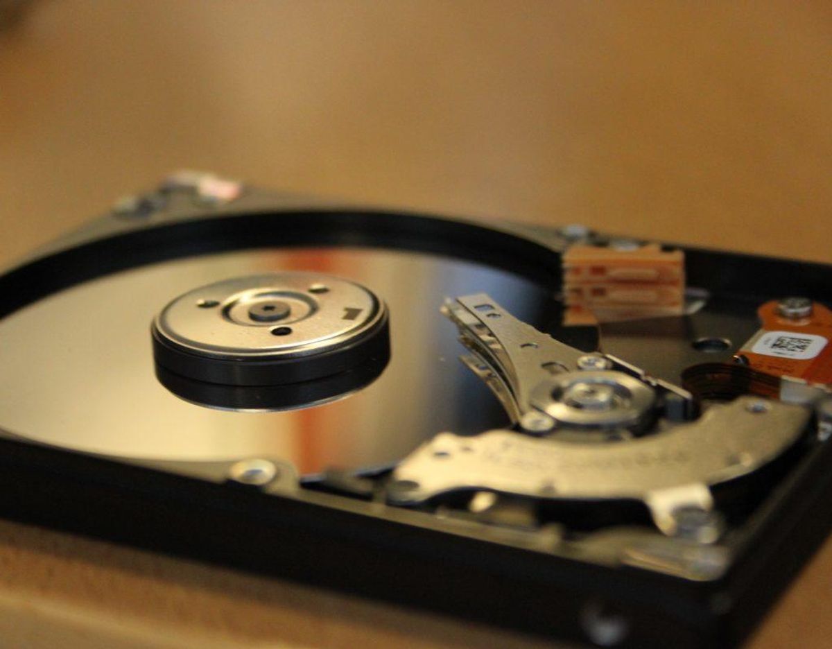 Spor nummer 6 – Harddisk: Politiet har fundet en harddisk på Peter Madsens værksted – denne harddisk rummer videoer af kvinder, der bliver slået ihjel. Peter Madsen siger, at det ikke er hans harddisk og at mange andre havde adgang til den på værkstedet.