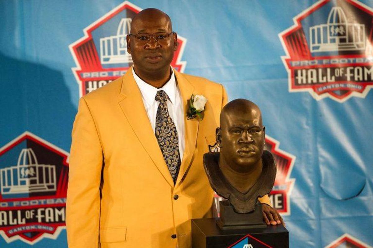 Her ses Cortez Kennedy, da han modtog hæderen af at blive optaget i Hall of Fame i 2012. Tirsdag den 23. maj blev den tidligere NFL-profil fundet død i sit hjem i Orlando. Han blev 48 år gammel. Foto: Jason Miller/Scanpix