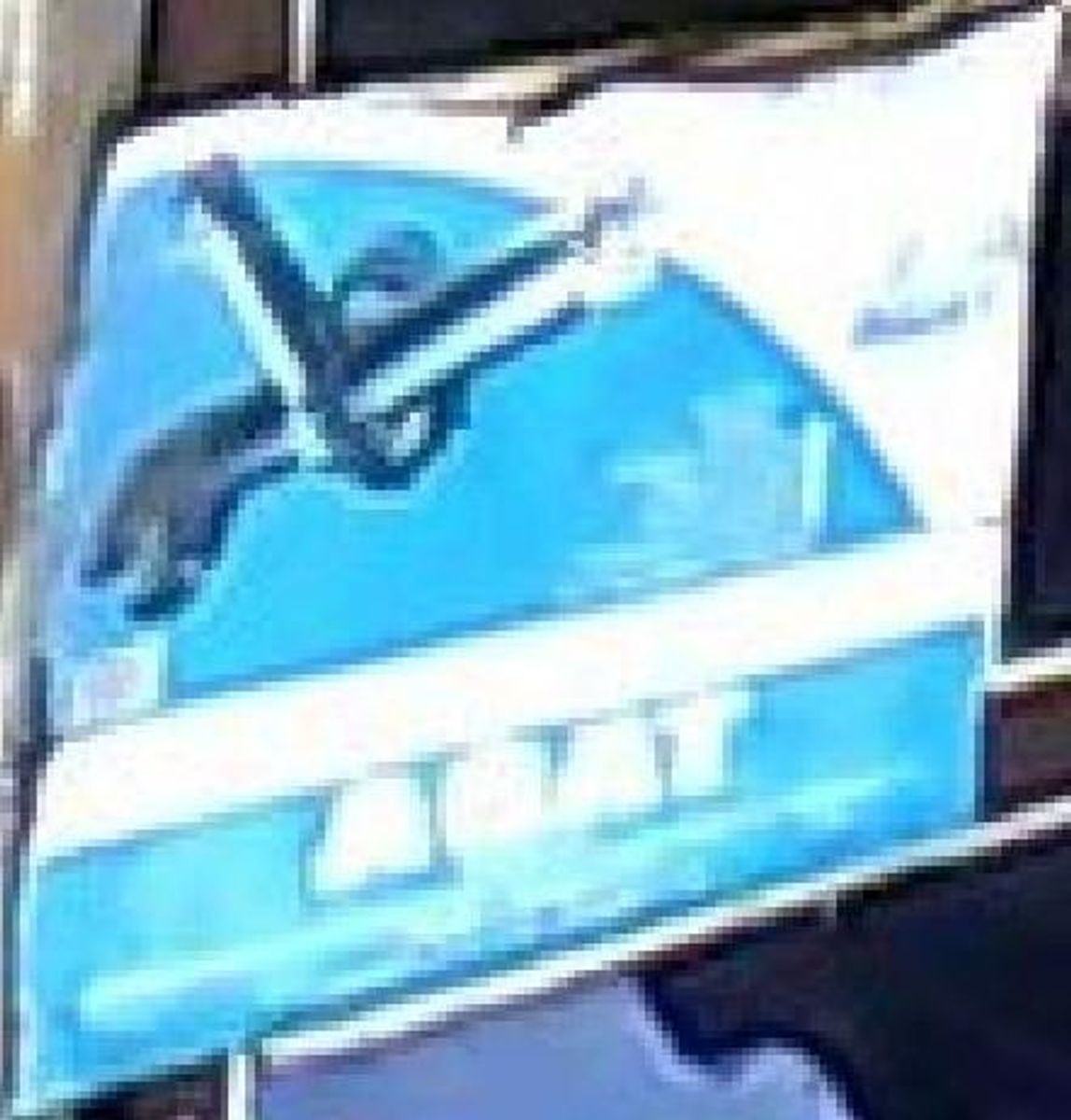 Denne plakat hang i baggrunden på et billede. Foto: Europol.
