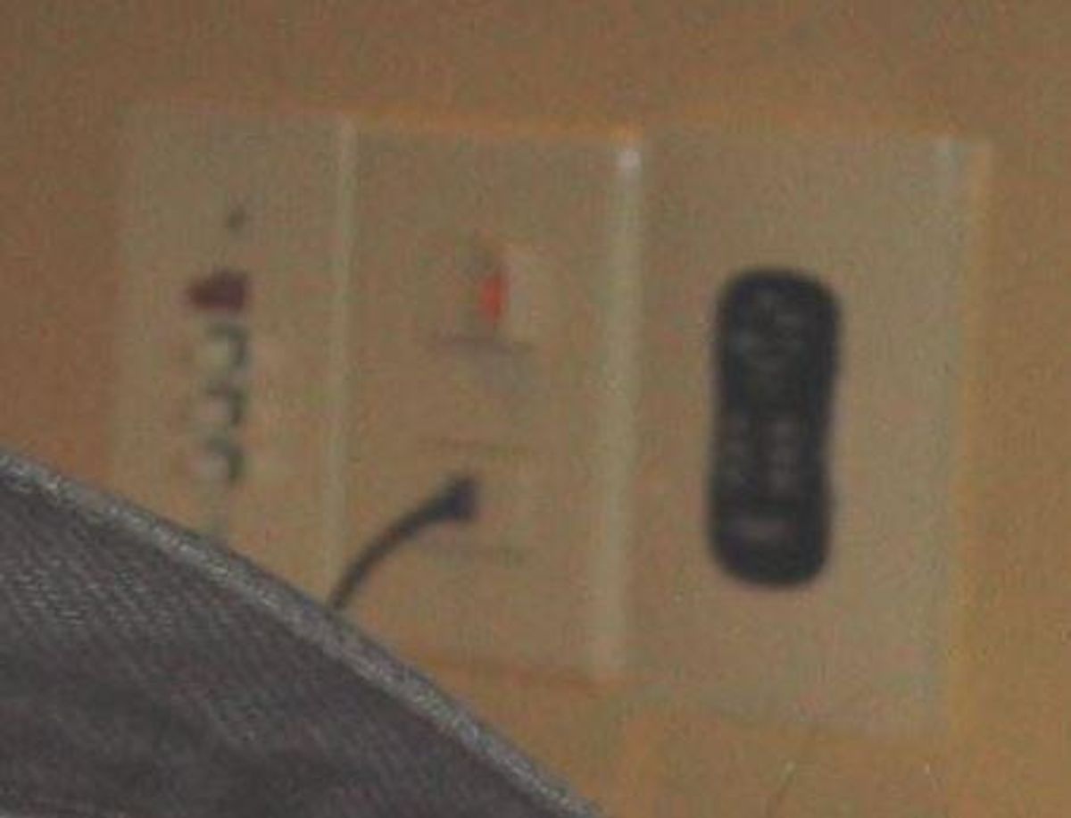 Disse lader til at være til at tilslutte forskellige elektriske apparater. Ved du, hvor sådan en sidder? Foto: Europol.