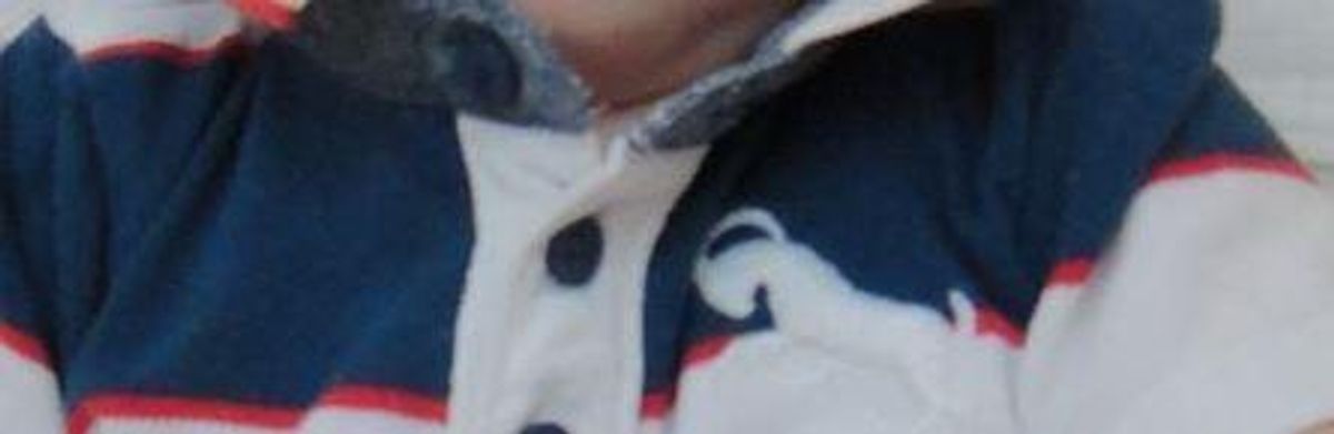 Dette er en del af en polo t-shirt. Europol er interesseret i at vide, hvilke lande, en sådan kan købes i og/eller mærket på den. KLIK for mere. Foto: Europol.