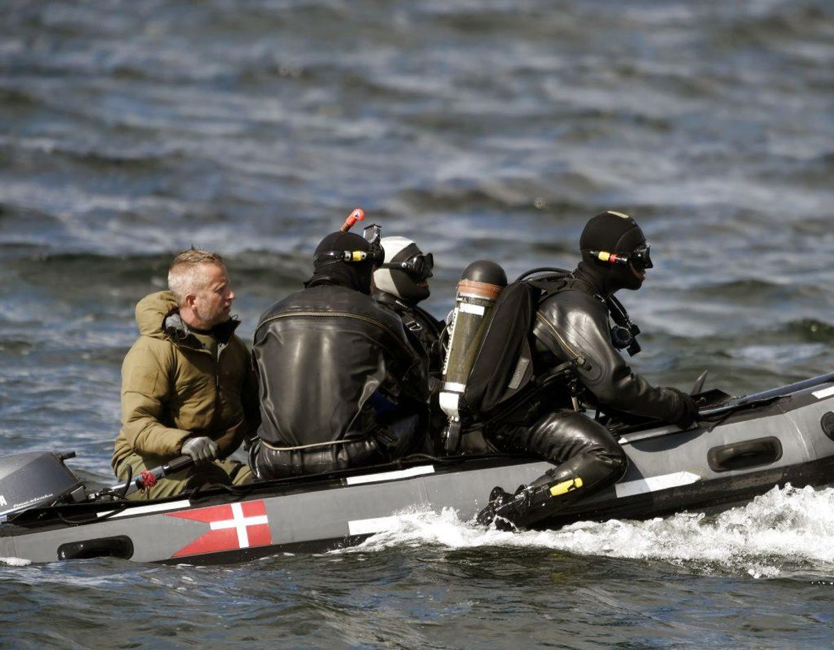 Til vands arbejder dykkere og specialtrænede hunde sammen i jagten på resterne af Kim Wall. Foto: Liselotte Sabroe/Scanpix