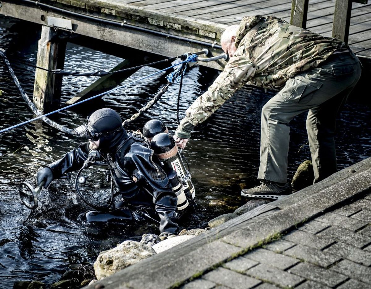 Hvordan endte Kim Walls strømebukser og trusser i ubåden?
Peter Madsen har forklaret, at de på en eller anden måde røg af liget, da det blev trukket op fra ubåden for at blive smidt i vandet. Foto: Mads Claus Rasmussen/Scanpix