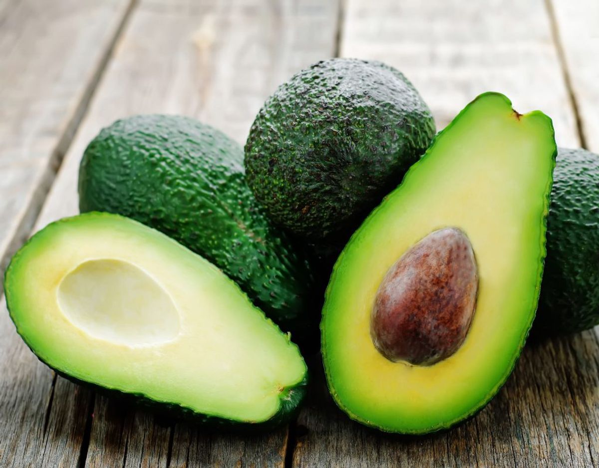 Avocado skal opbevares ved stuetemperatur, ellers risikerer den at komme til at smage sært. Foto: Scanpix.