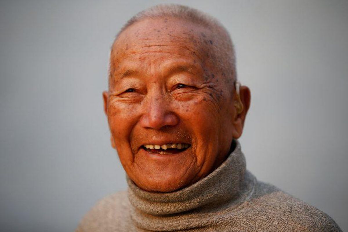 Min Bahadur Sherchan døde ved Everest basecamp 6. maj. Han forsøgte at genvinde titlen som den ældste til at bestige det berømte bjerg. Foto: Scanpix/Navesh Chitrakar/File Photo