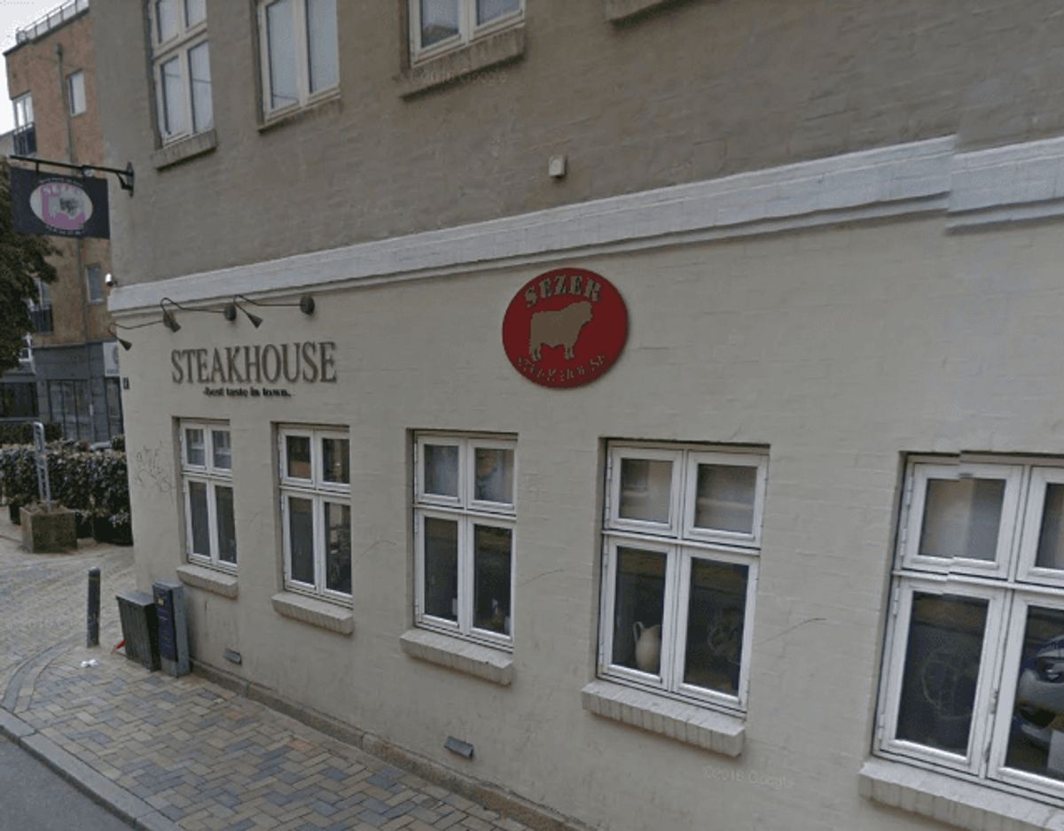 Sezers Steak House har fået en sur smiley af Fødevarestyrelsen. Foto: Google Street View.