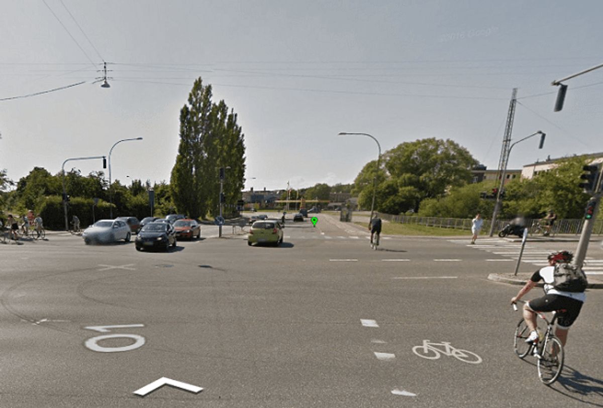 …og venstresvingende biler forfra. Foto: Google Street View.