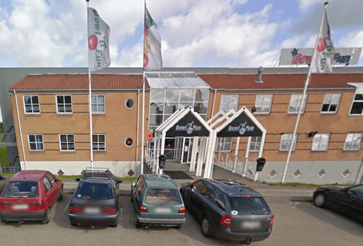 Det var i denne Bowl’n’Fun, hvor 64 personer blev syge efter at have spist. Foto: Google Street view.