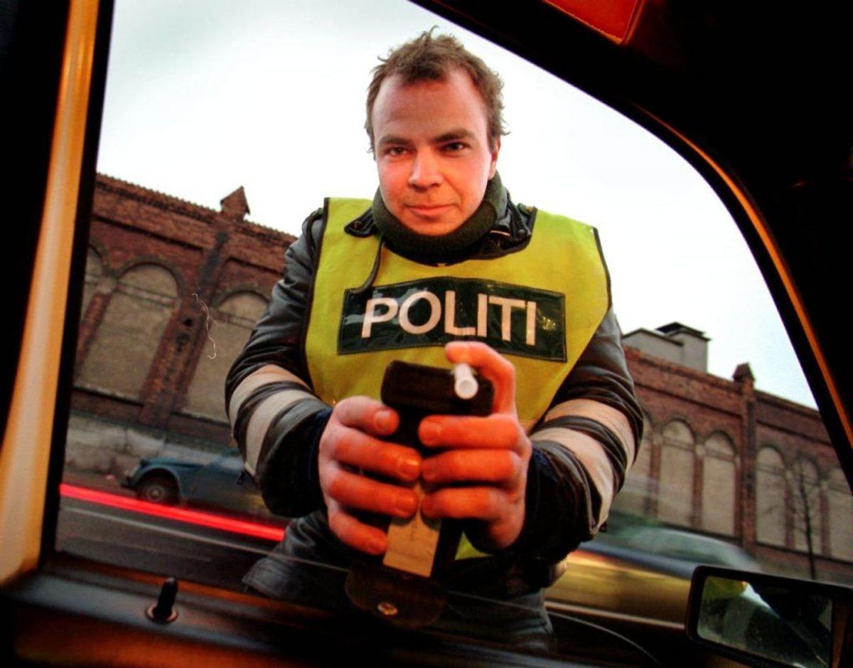 I dag og i denne uge er der en god mulighed for, at du støder ind i en betjent med sådan en her. Foto: Scanpix.