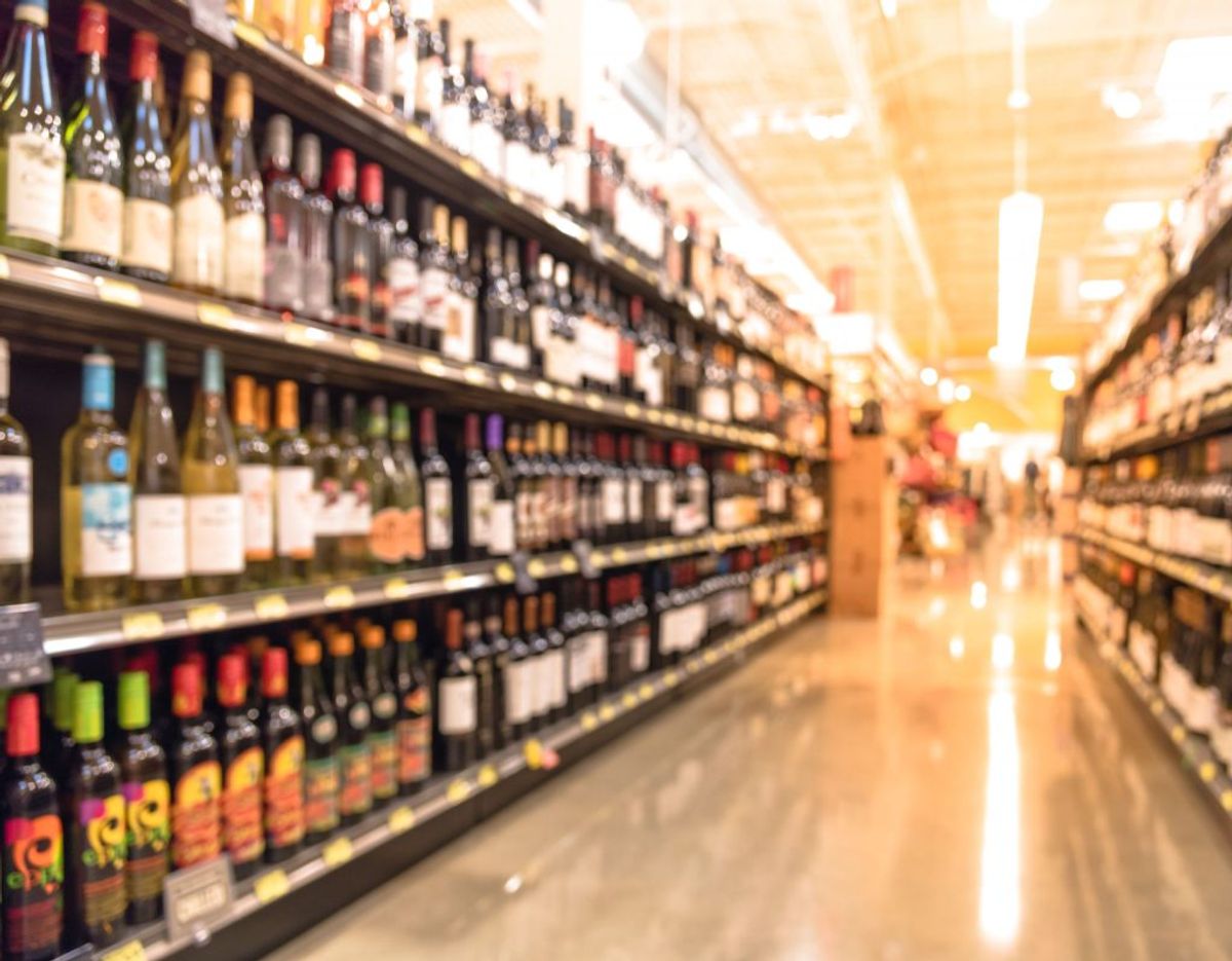 Reglerne for at medbringe spiritus til Danmark fra et andet EU-land er ligesom reglerne for tobak. Du må medbringe en af følgende: 1 liter Spiritus (over 22 pct. alkohol samt drikkevarer tilsat spiritus), eller Hedvin (på eller under 22 pct. alkohol, fx portvin og sherry,
samt mousserende vin, som fx champagne) og derudover 4 liter Bordvin (fx rød-, hvid- og rosevin og vinbaseret cider) og16 liter Øl (og ølbaseret cider). Foto: Scanpix.