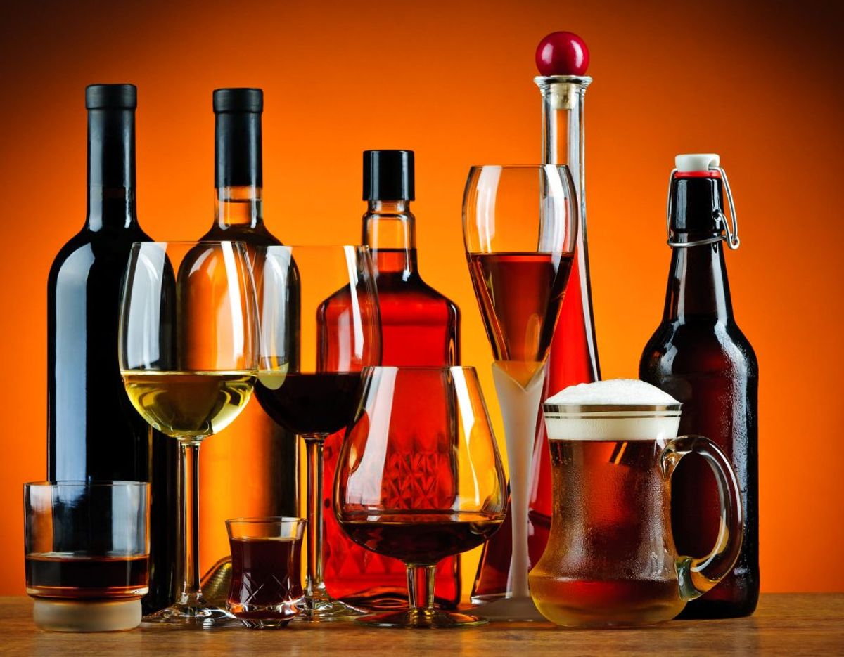 Rejser du til Danmark fra et EU-land, må du toldfrit medbringe følgende mængder alkohol: 10 liter Spiritus (over 22 procent alkohol samt drikkevarer tilsat spiritus), 20 liter Hedvin (på eller under 22 procent alkohol, fx portvin og sherry og madeira), 90 liter Bordvin (fx rød-, hvid- og rosévin og vinbaseret cider – heraf højst 60 liter mousserende vin, som fx champagne) og 110 Øl (og ølbaseret cider). Foto: Scanpix.
