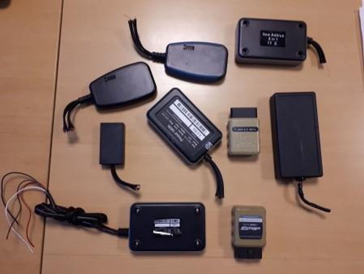 Billedet viser de beslaglagte og afmonterede emulatorer, som anvendes ved manipulation af AdBlue-anlæg. Foto: Politiet.