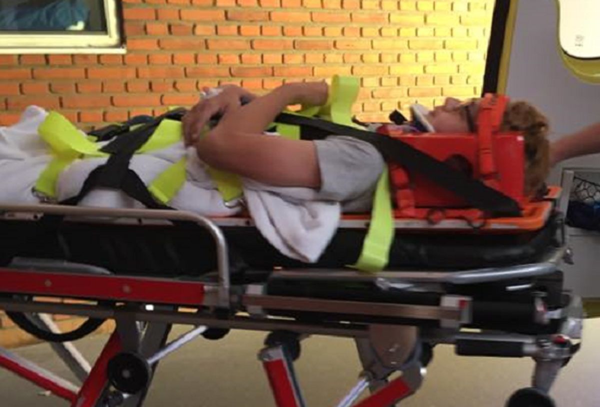 Sådan så 12-årige Philip ud på vej fra ambulancen ind på hospitalet. Foto: Privat.