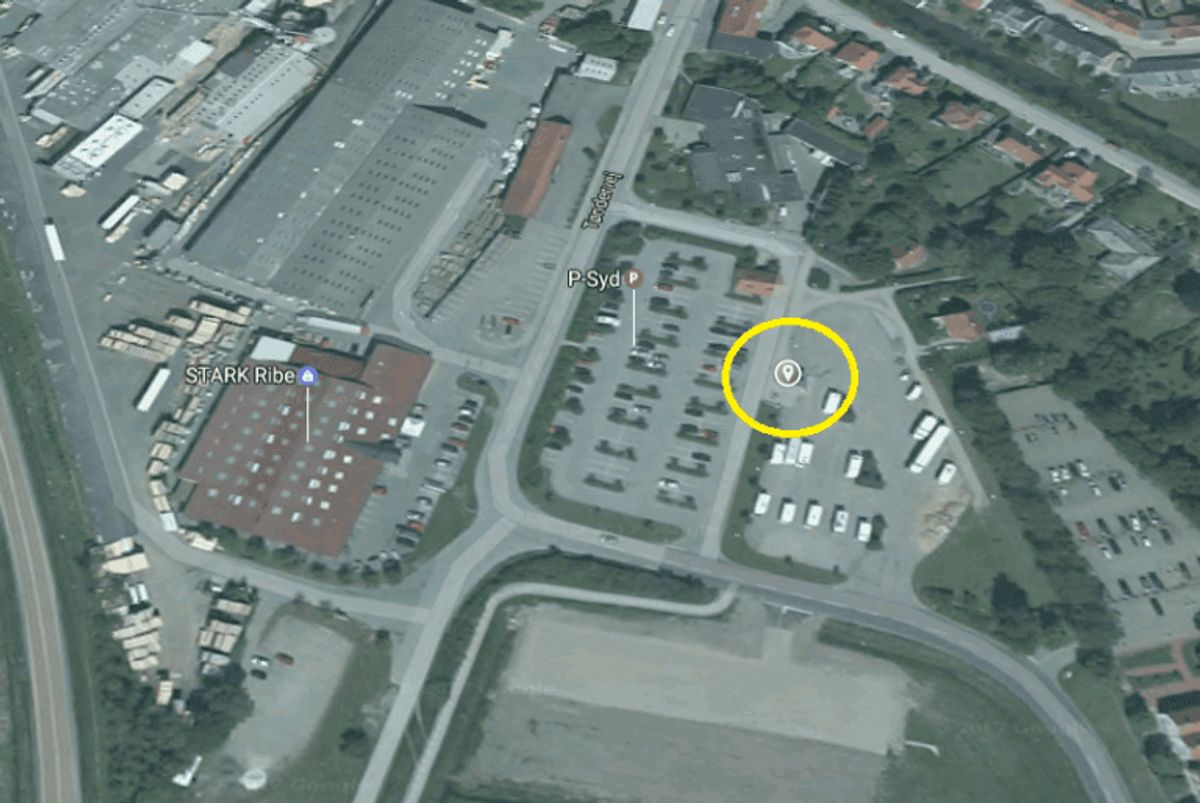 Det var på toilettet her, på p-pladsen på Tøndervej i Ribe, hvor den 80-årige kvinde var spærret inde. Foto: Google Maps.
