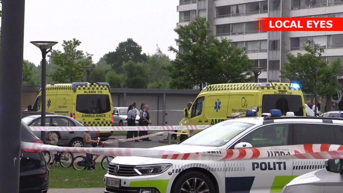 Politiet er fortsat massivt til stede i området. Foto: Local Eyes