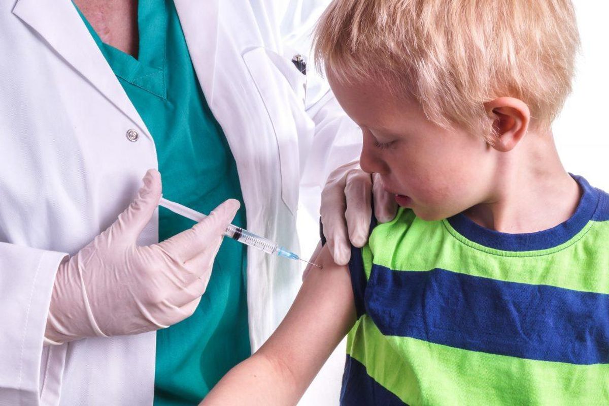 Børn skal være vaccineret for 12 forskellige sygdomme, før barnet kan blive skrevet op til offentlig børnepasning og folkeskole, inden det fylder seks år.