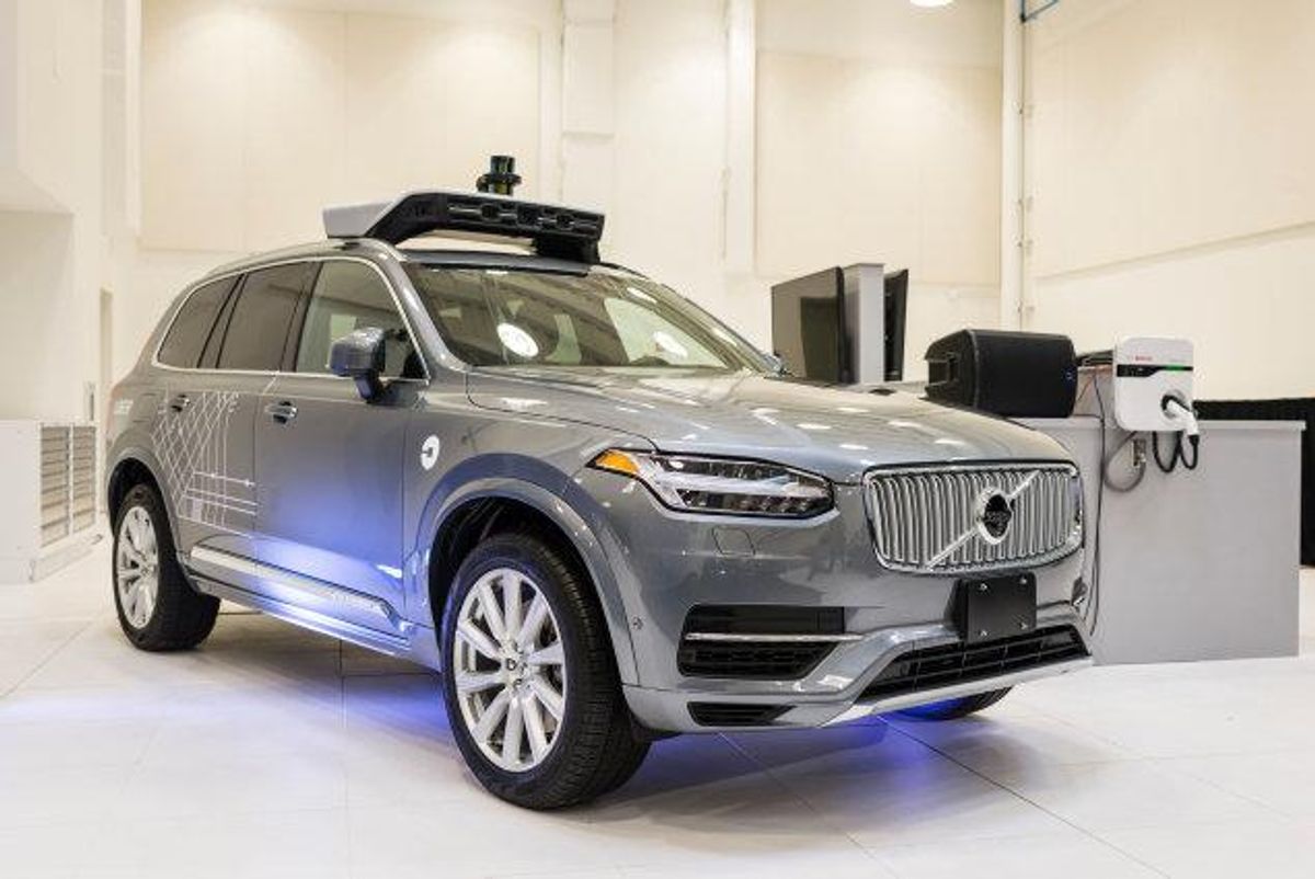 Vejdirektoratet forestiller sig at tilføje en ekstra vognbane på tresporede motorvejsstrækninger, der i myldretiden vil blive forbeholdt de selvkørende biler. Bildelingstjenesten Uber har også forsøgt sig med selvkørende biler i form af denne specialdesignede Volvo (Arkivfoto). Foto: Angelo Merendino/AFP