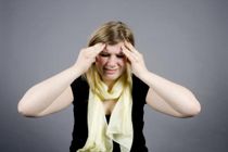 Patienter med kronisk migræne må vente år på at få hjælp