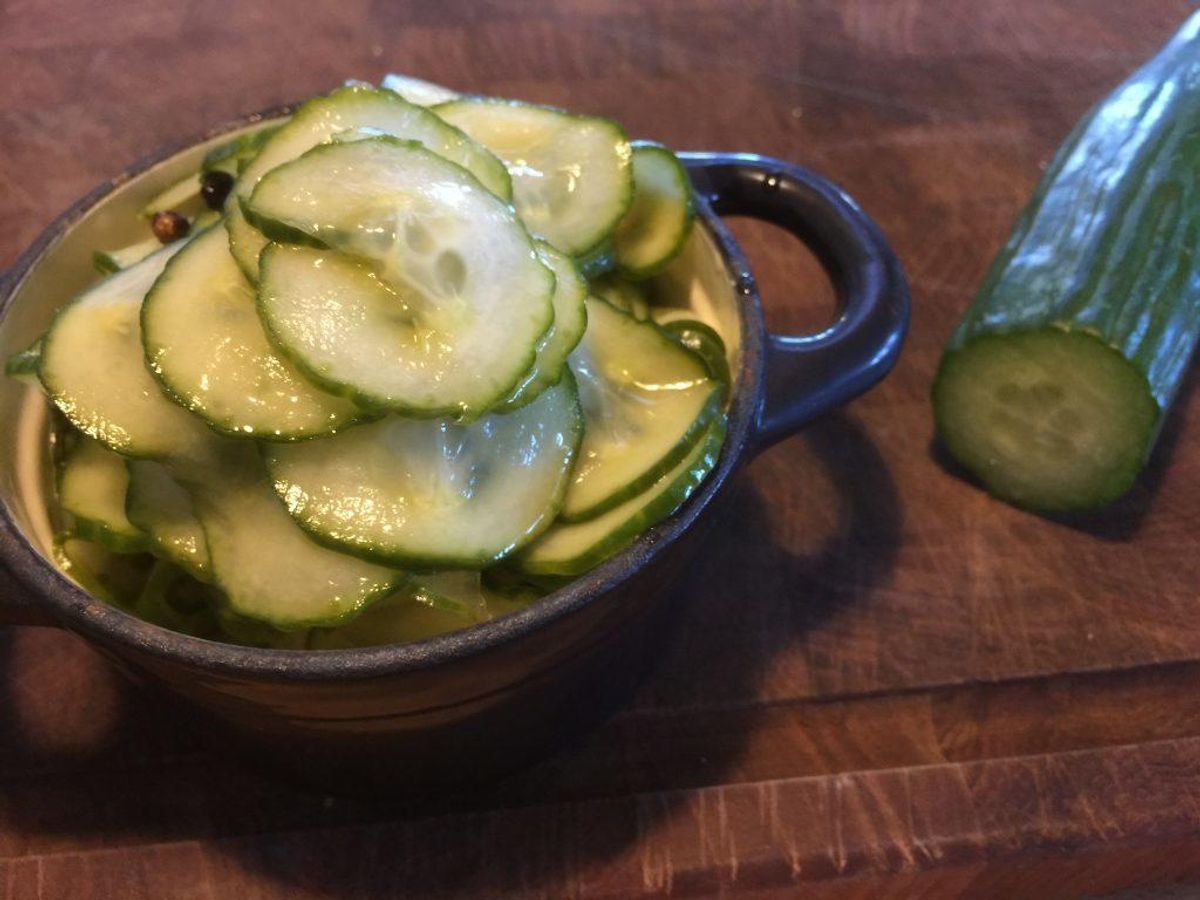 Hjemmelavet agurkesalat er nemt at lave – følg opskriften og få et super resultat som du vil elske at putte oven på en mad med leverpostej. Foto: Newsbreak.dk.