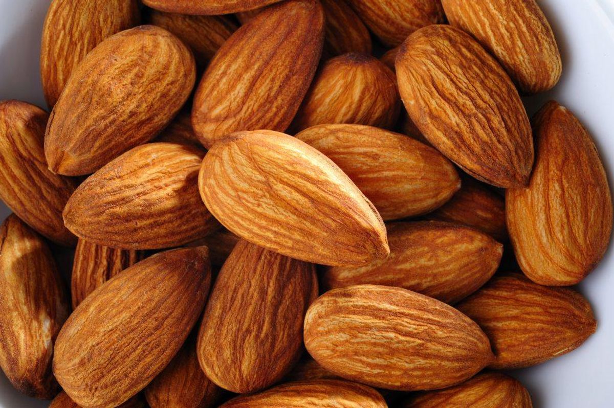 Mange er vilde med mandler. Men man skal holde sig for øje, at bitre mandler er giftige og indeholder giftstoffet amygdalin i små mængder. Det er de søde mandler, vi spiser, men bitre mandler kan forekomme i poser med de søde. KLIK og se flere eksempler på potentielt livsfarlige madvarer. Foto: Colourbox.