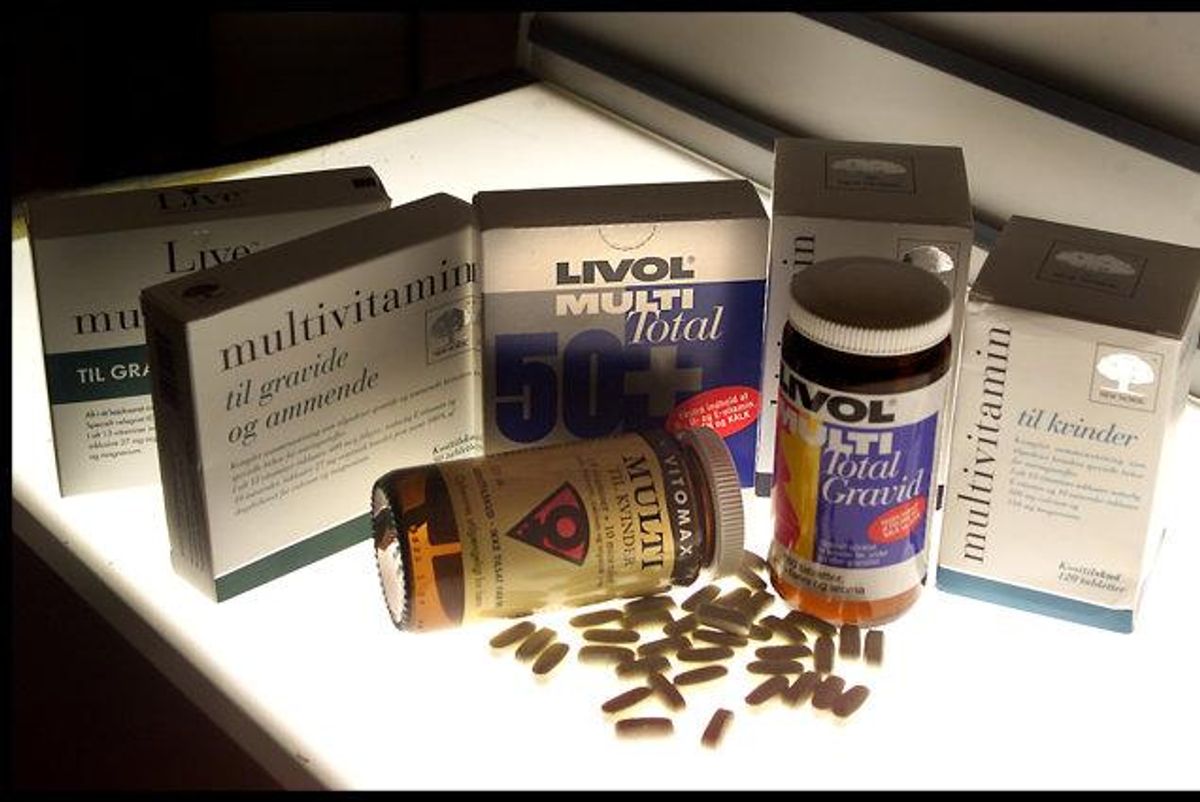 Hvis du køber vitaminpiller andre steder end på apoteket, kan det være en god idé at tjekke, om dosis står anført på emballagen. Foto: Bent Midstrup/Scanpix